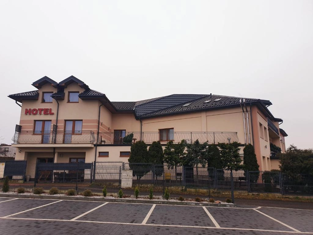 Hotel E7 - exterior view and parking
