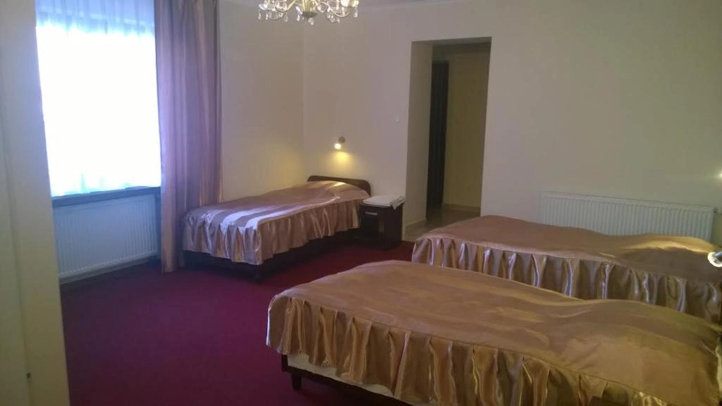 Hotel E7 - triple room with chandelier
