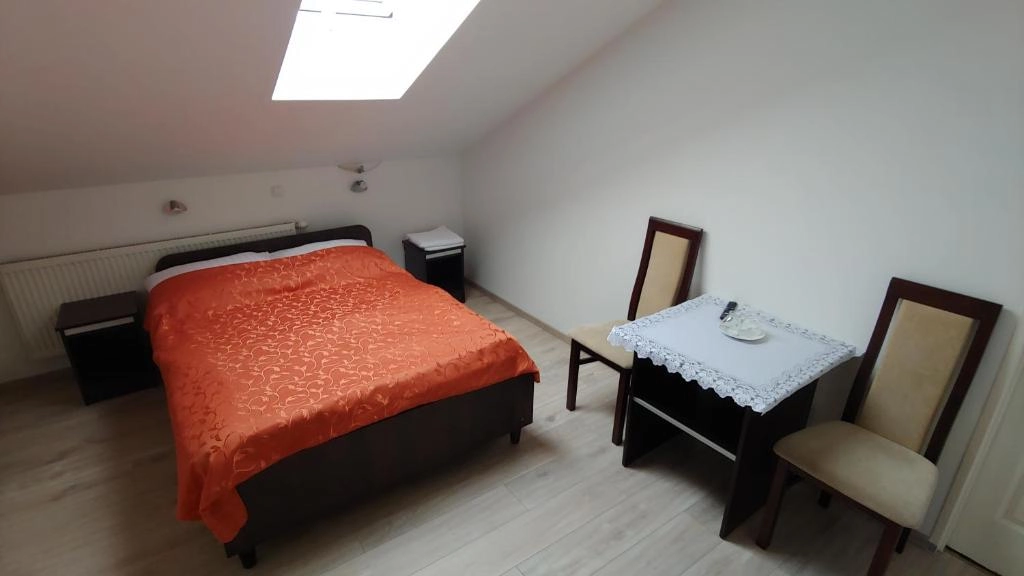 Hotel E7 - bright room with double bed