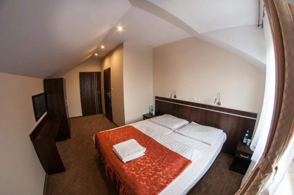 Hotel E7 - modern double room with TV